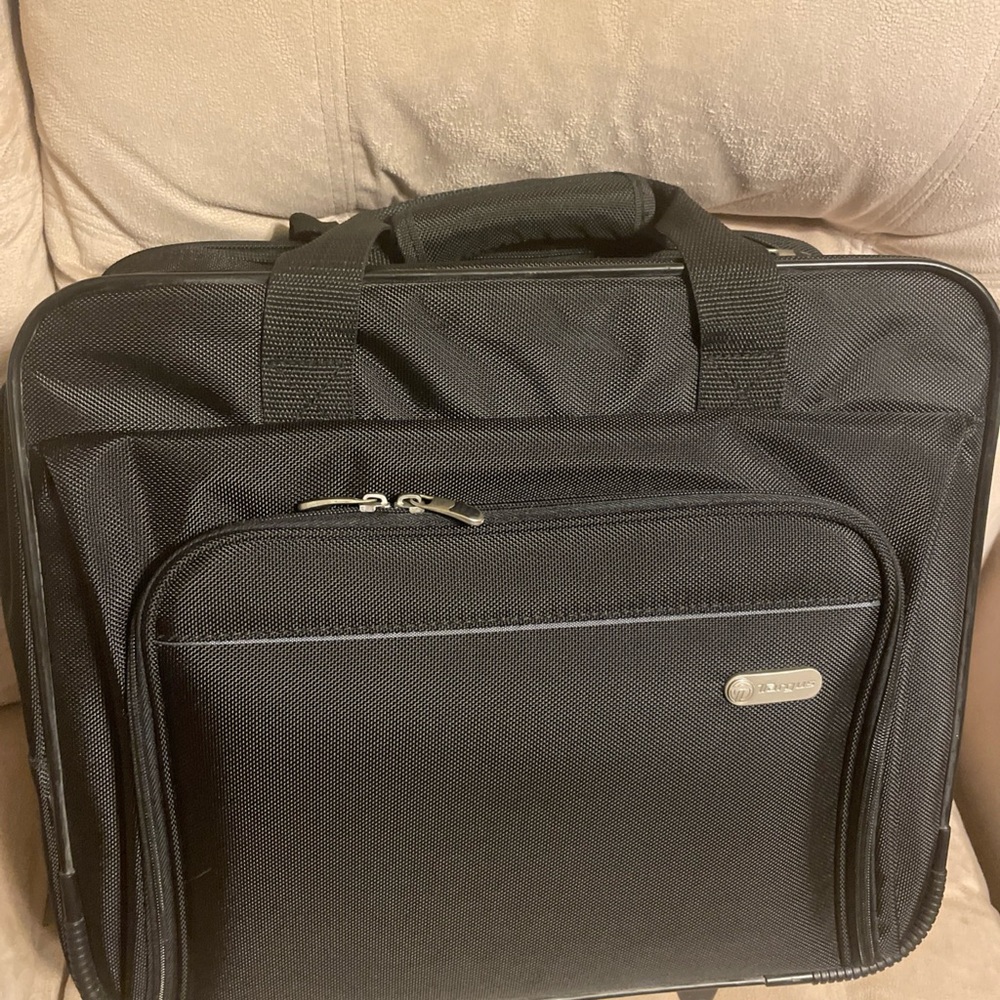 Targus rolling laptop case/overnight carry on bag with extending handle black